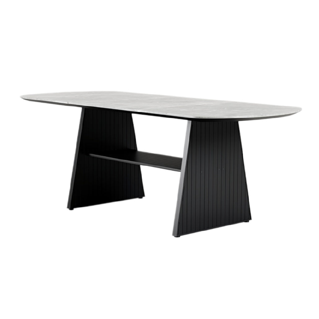 Moderne ovale eettafel met zwart metalen onderstel en marmeren blad