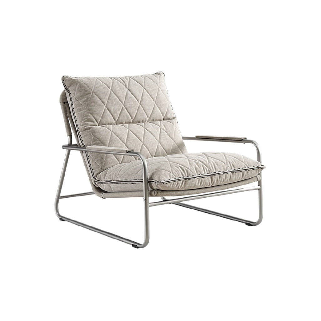 Moderne en ergonomische loungestoel met gestikt kussen en metalen frame