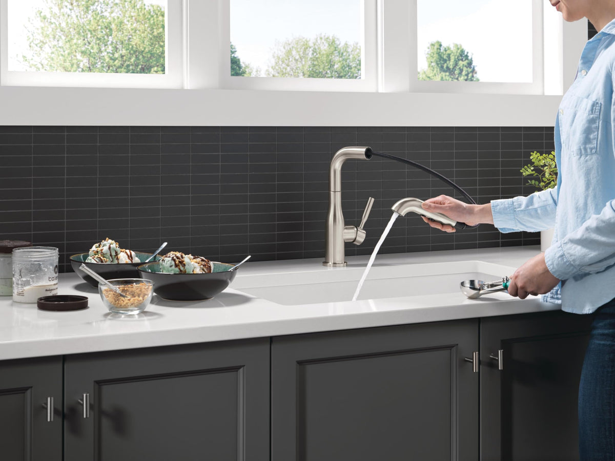Delta Almari Matte Black Kitchen Faucet with Pull-Out Sprayer, Modern Single Hole Kitchen Sink Faucet, Single Handle, Matte Black 16943-BL-DST