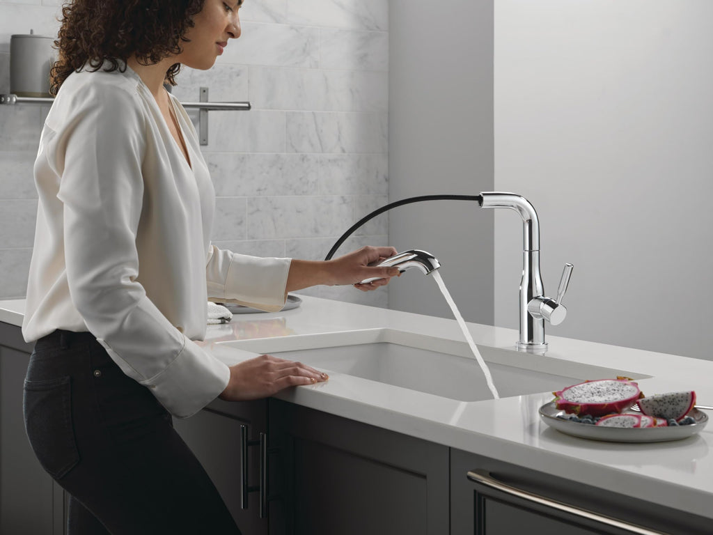 Delta Almari Matte Black Kitchen Faucet with Pull-Out Sprayer, Modern Single Hole Kitchen Sink Faucet, Single Handle, Matte Black 16943-BL-DST