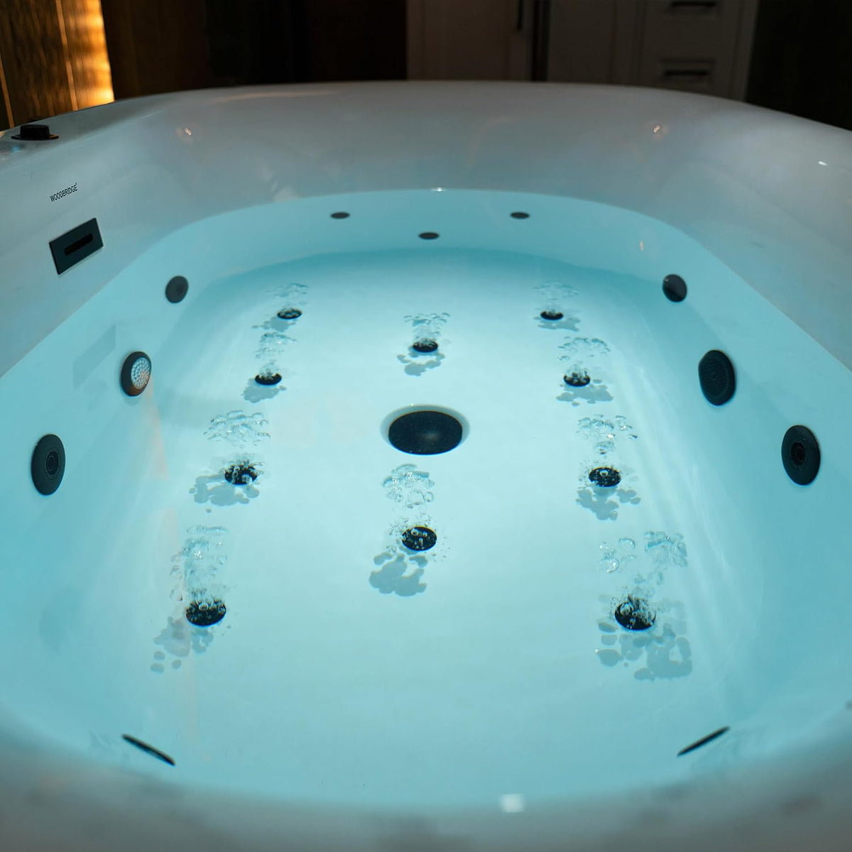 WOODBRIDGE 59" Ã 31-1/2" Compact Whirlpool & Air, Heated Soaking Bathtub