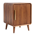 Moderne houten nachtkast met geribbelde deur en gouden handgreep