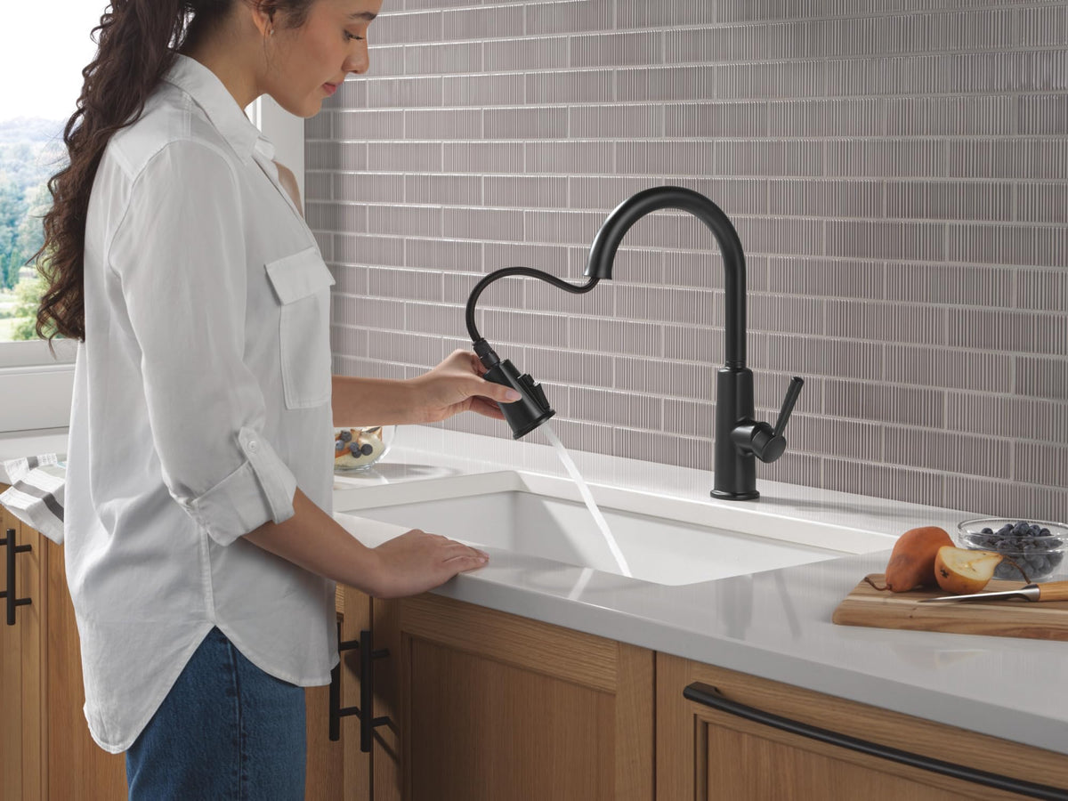 Delta Finnridge Brushed Gold Kitchen Faucet with Pull Down Sprayer, High Pressure ProClean Spray Modern Single Hole Kitchen Sink Faucet, Champagne Bronze 19730LF-CZ