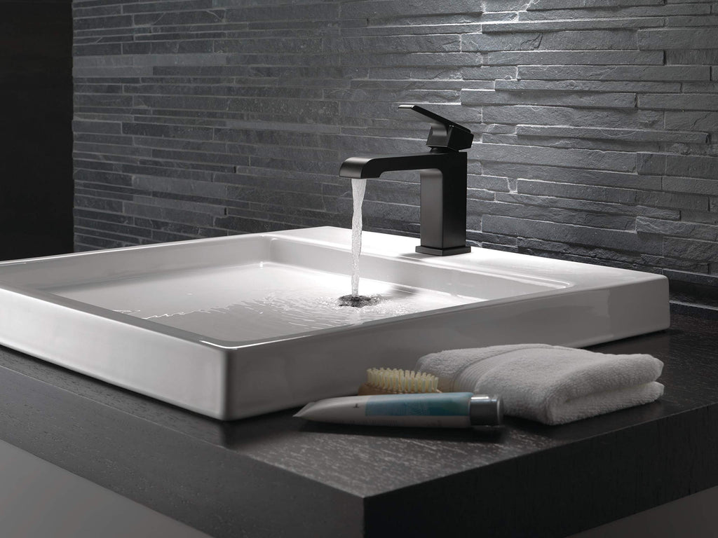 Delta Faucet Ara Single Hole Bathroom Faucet, Single Handle Bathroom Faucet Chrome, Bathroom Sink Faucet, Metal Drain Assembly, Chrome 567LF-MPU